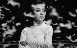 Syahrini Jualan Mukena Cantik Berhiaskan Emas dan Berlian Swarovski, Harganya Bikin Melongo