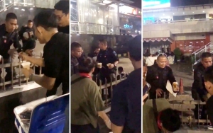 Viral Video Bagi-Bagi Kopi dan Kue pada Personel Brimob yang Siaga Amankan Demo, Netter Terharu