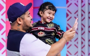  Bilqis Ceria Digendong Ivan Gunawan, Netter Desak Ayu Ting Ting Jadikan Ayah Untuk Anaknya