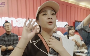 Dikerjai Naik Metromini, Sikap Sabar Nagita Slavina Temani Karyawan Belanja Banjir Pujian
