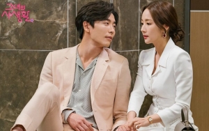 Foto di Lokasi 'Her Private Life', Kim Jae Wook Digoda Berdoa Untuk Nikahi Park Min Young