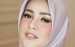Mejeng Di Mobil Klasik, Olla Ramlan Dipuji Makin Awet Muda Saat Pakai Hijab