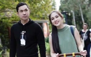 Suami Sandra Dewi Pertama Kali Hadiri Acara Istri, Gaya Gosok Lampu Ala Aladdin Bikin Gemas