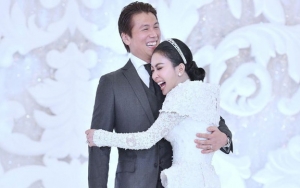  Gaya Reino-Syahrini 'Pasutri Alay' Makan Peyek Bikin Geli, Kocaknya Netter Peringati Asam Urat