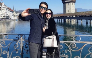 Romantis, Reino Setia Gendong Syahrini Saat Jalan-Jalan di Mall