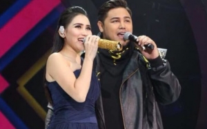 Ayu Ting Ting Dihujat Karena Terlalu Mesra dengan Ivan Gunawan, Sang Ibunda 'Cuek'