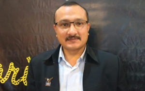  Jokowi Nge-Vlog Cukur Rambut, Ferdinand Demokrat: Astaga Sedih Saya Sebagai Rakyat!