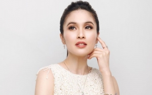 Sandra Dewi Cantik Nan Elegan Pakai Baju 'Emas' Lagi-Lagi Disanjung Putri Sesungguhnya