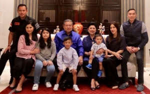 AHY dan Ibas Antar Ibunda ke Liang Lahat, Air Mata SBY Menetes di Depan Pusara Ani Yudhoyono