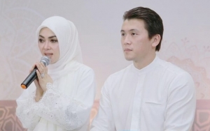  Jelang Lebaran, Syahrini-Reino Kenang Almarhum Kakak Dan Gelar Santunan Ribuan Anak Yatim
