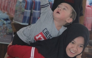  Sedih Ditinggal Pengasuh Mudik, Rafathar Anak Raffi Ahmad Tahan Tangis Ciumi Mbak Lala