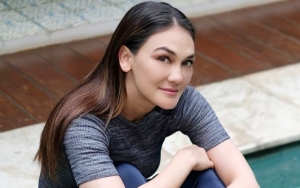  Luna Maya Nyanyi Lagu Galau Di Kamar, Netter Kaget Muncul Tangan Misterius Di Belakang