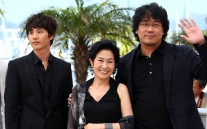 Sutradara Bong Joon Ho Dikecam Karena Suruh Won Bin Pegang Dada Aktris Ini di Film 'Mother'
