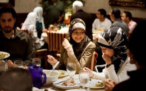 Tips Kocak Jawab 'Kapan Nikah' Saat Lebaran ala Putri Keraton Jogja, Cuma Modal Piring dan Gelas