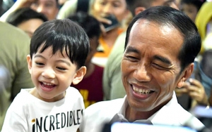 Aksi Lucu Jan Ethes Cucu Jokowi Jawab Pertanyaan Wartawan Netter Bikin Suasana Politik Adem