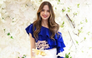 Nia Ramadhani Pamer Bahu Seksi Saat Lebaran Bareng Keluarga, Ramai Diejek Salah Kostum