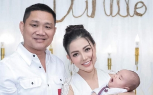 Bella Shofie Cantik Pakai Mukena Saat Lebaran, Putranya Bak Haji Cilik Pamer Pipi Montok Bikin Gemas