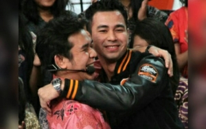  Raffi Ahmad Bikin Terharu Ziarah Makam Olga Hingga Bagi THR Puluhan Juta Ke Keluarga Almarhum
