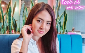  Aurelie Moeremans Pamer Punggung Mulus Bak Perosotan, Tato Dekat Pantat Bikin Salfok