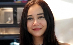Hamil Besar, Aura Kasih Ramai Ditegur Pamali Saat Duduk Di Atas Meja