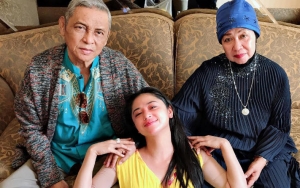 Terpuruk Saat Ditinggal, 7 Potret Ini Buktikan Dewi Persik Sangat Dekat dengan Mendiang Ayah
