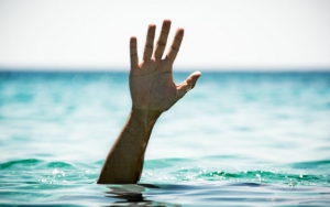 Penjaga Pantai Hampir Tewas Tersangkut Karang Demi Selamatkan Wisatawan yang Tersapu Ombak
