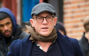 Daniel Craig Pakai Tongkat Pasca Alami Cedera di Lokasi Syuting 'Bond 25' 