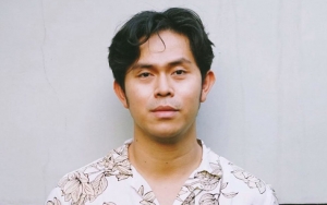 Kocak, Cakra Khan Rela Naik Atap Rumah Demi Dapat Sinyal Untuk Bermain Game