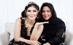 Ibu Meldi Ungkap Alasan Sang Anak Tak Hadiri Pemakaman Ayah Dewi Persik