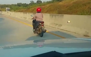 Viral Pengendara Motor Wanita Nyelonong Masuk Tol, Warganet: Power of Emak-Emak