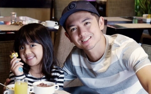  Awet Mudanya Kelewatan, Pose Nicky Tirta Bareng Anak Berasa Kayak Adik Kakak