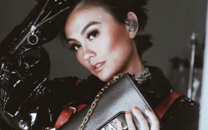 Diejek Kurus Ala Michael Jackson, Agnes Monica Kocak Melet Bertopi Shower dan Pamer Body Eksotis