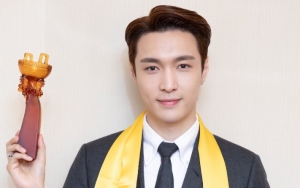 Kocaknya Lay Sibuk Beri Spoiler Lagu Solo 'Honey' Saat Hadir Di Huading Awards 2019