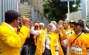 Alumni UI Gelar Aksi di Dekat Gedung MK, Sindir Mahasiswa Sudah Tidur