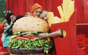 Katy Perry Muncul di  MV 'You Need to Calm Down' Taylor Swift