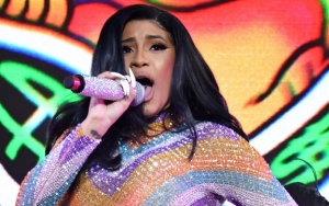 Cardi B Pamer Bokong di Atas Panggung Gara-Gara Kostum Robek