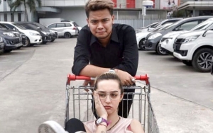 Dibully Hamil Duluan, Istri Bule Reza Anugrah Cuek Melet Cantik dan 'Ngefly' Usai Lahiran