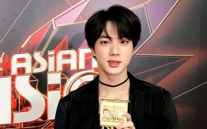 Jin BTS Kaget dan Buru-Buru Tutupi Lengan Berotot Usai Bikin Fans Teriak Histeris