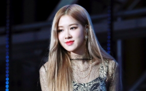 Rose BLACKPINK Dandan Anggun di Bandara, Belahan Rok Tinggi Jadi Sorotan