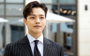 Begini Ekspresi Yeo Jin Goo Usai Terima Undangan Misterius di Foto Adegan 'Hotel del Luna'