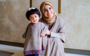 Nycta Gina Berdiri di LRT Sambil Gendong Anak Bikin Netter Heran, Ternyata Ini Alasannya