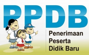 Puluhan Wali Murid Serbu Gedung Grahadi Minta Sistem Zonasi PPDB Dihapus