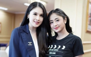 Sandra Dewi Bikin Syok Hamil 8 Bulan Perut Masih Langsing Saat Foto Bareng Depe