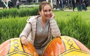 Ayu Ting Ting Ultah Ke-27 Kode-Kode 'Genit', Blogger Tampan Kirim Hadiah Ciuman Tanda Jadian?