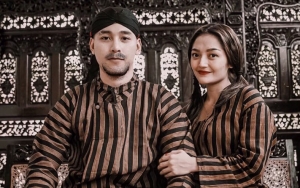 Usung Konsep Tak Biasa, Foto Prewedding Siti Badriah dan Krisjiana Banjir Pujian