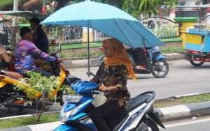 Viral Sepeda Motor Beratap Payung, Warganet Ingatkan Keselamatan Berkendara