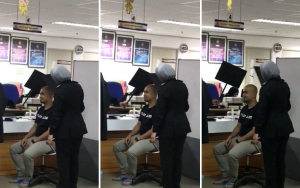 Akibat Terlalu Silau, Kocaknya Pria Plontos Ini Harus Dibantu Petugas Imigrasi saat Foto Paspor