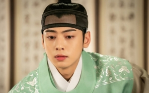 Aura Kebangsawanan Cha Eunwoo Terpancar Nyata di Foto Adegan 'Rookie Historian Goo Hae Ryung'