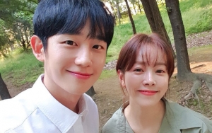 Jung Hae In Dibilang Mirip Han Ji Min Usai Pamer Foto di Lokasi Syuting Drama, Fans Curiga Berjodoh