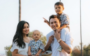  Liburan Di Bali, Keluarga Titi Kamal Kalah Narsis Dari Monyet 'Pansos' Yang Jago Selfie